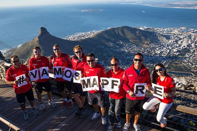 El equipo de tierra manda su mensaje de apoyo a la tripulación con Ciudad de Cabo al fondo. © Maria Muina / Mapfre http://www.volvooceanrace.com